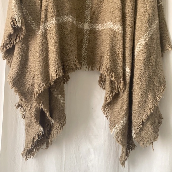 Poncho - Picture 2 of 5